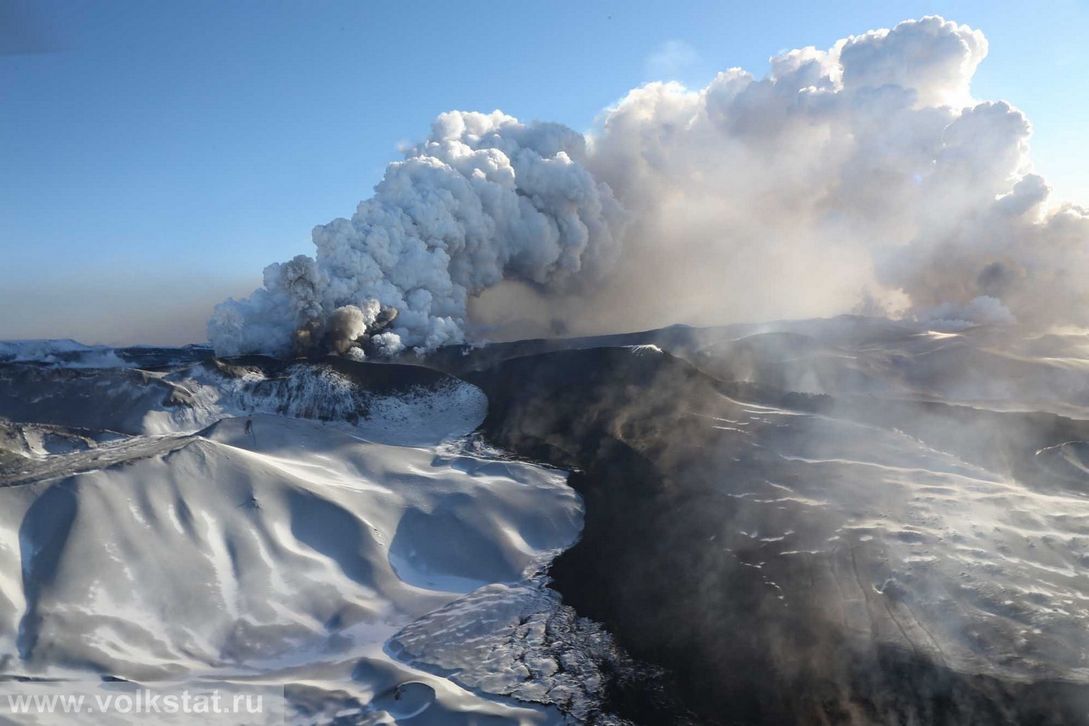 Рис. 6. Мощные пепловые выбросы при Толбачинском извержении на Камчатке (авторство не установлено)