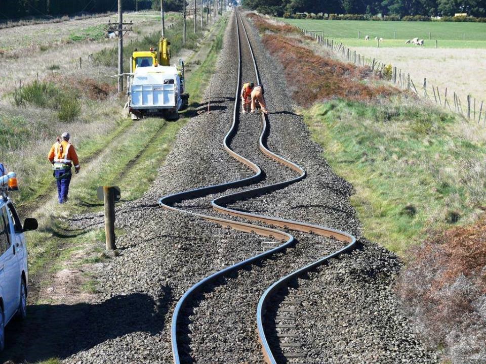 Рис. 3. Смещение железнодорожных рельсов после землетрясения в Новой Зеландии
