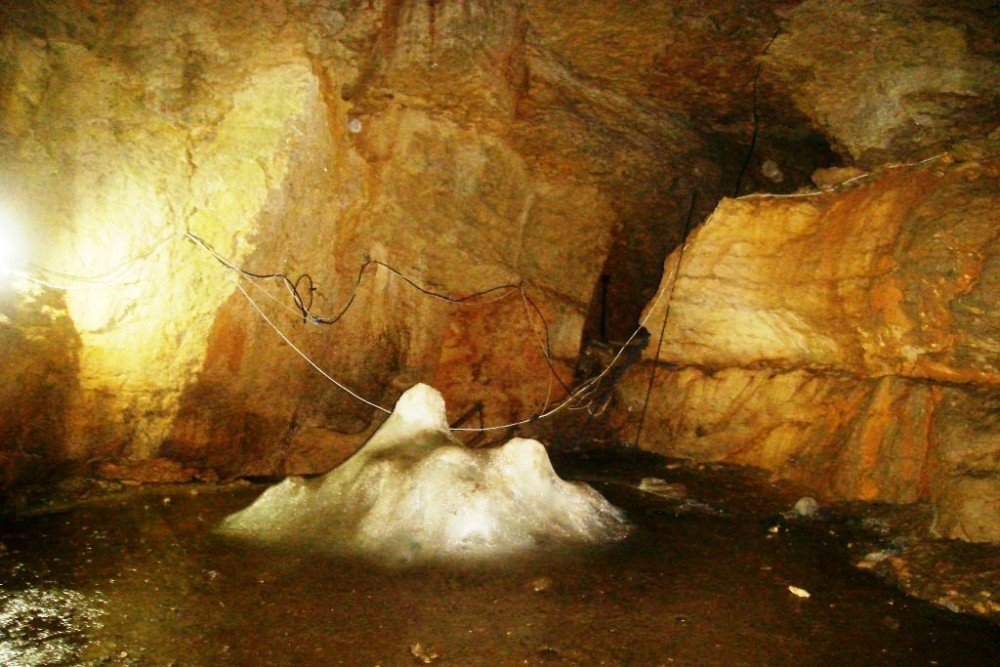 Рис. 9. Залежи ископаемого льда в крымской пещере &#171;Трехглазая&#187;. Фото с электронного ресурса (https://www.7ways.com.ua/docs/about/emine-bair-koba-trehglazka-cave-krym.html)