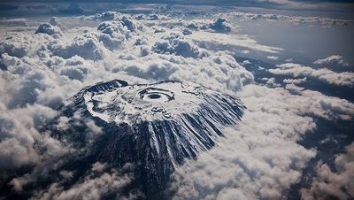 Рис. 2.&nbsp; Вершина Килиманджаро. Вид сверху (http://udivitelno.com/mesta/item/520-vulkan-kilimandjaro)
