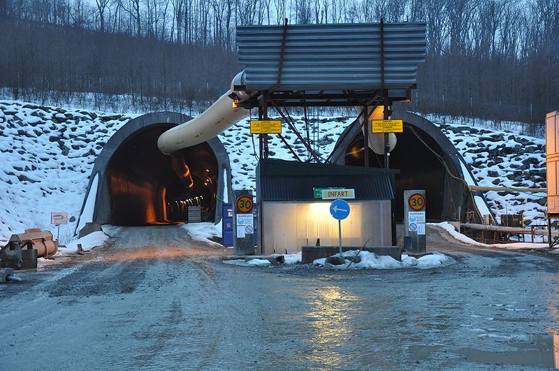 Рис. 1. Северный въезд в двойной тоннель Халландсас (https://commons.wikimedia.org/wiki/File:Hallands%C3%A5s_northern_opening.jpg)