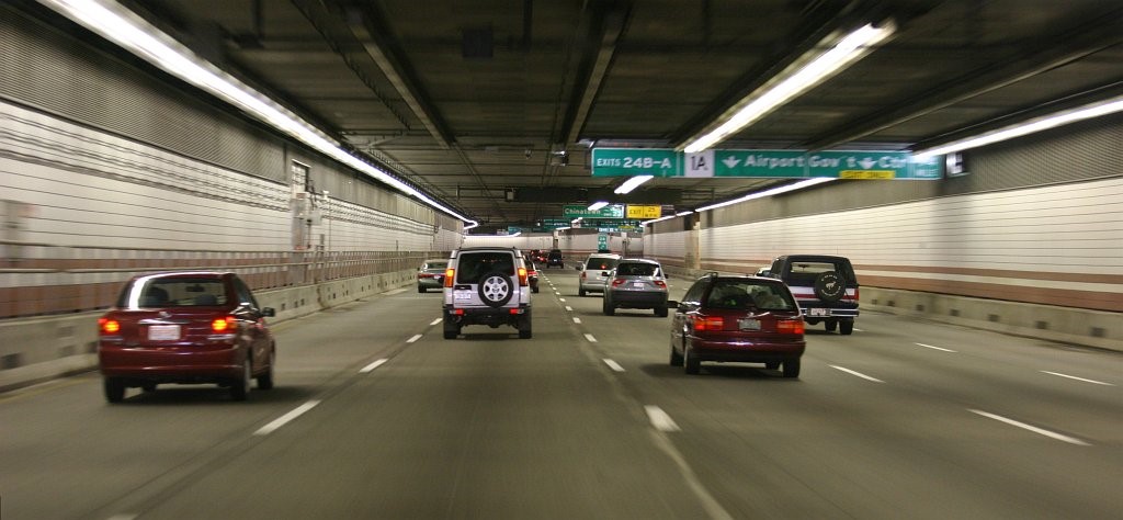 Рис.&nbsp;3. В построенном Большом бостонском тоннеле (https://ru.wikipedia.org/wiki/Большой_Бостонский_тоннель)