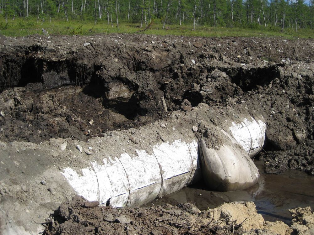 Рис. 2. Разрушение подземных льдов по трассе нефтепровода. Фото Л.А.Гагарина