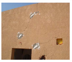 Рис.&nbsp;6. Трещины в стене одного из жилых домов на территории завода &#171;Аль-Эртикаа&#187; [14] 