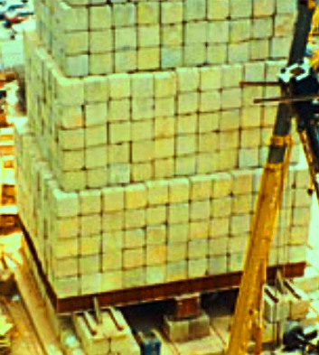 Рис.&nbsp;4. Испытание сваи на статическую нагрузку 3&nbsp;500 тонн (31&nbsp;000 кН) от&nbsp; бетонных блоков, проведенное компанией Geokon&nbsp;[13]