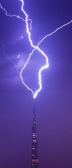 Рис. 5. Молния, ударившая в вершину здания "Бурдж-Халифа" и никому не навредившая за счет молниеотводной системы [14]