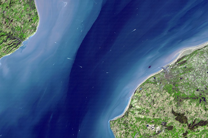Рис.&nbsp;4. Космический снимок самой узкой части Ла-Манша (пролива Па-де-Кале, или Дуврского)&nbsp;[23] 