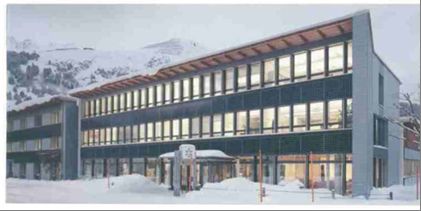 Рис. 1. Швейцарский федеральный институт исследований снега и лавин (SLF), располагающийся на склоне горы Вайсфлуйох выше города Давос (на высоте более 2,5&nbsp;тыс.&nbsp;м над уровнем моря)&nbsp;[16] 