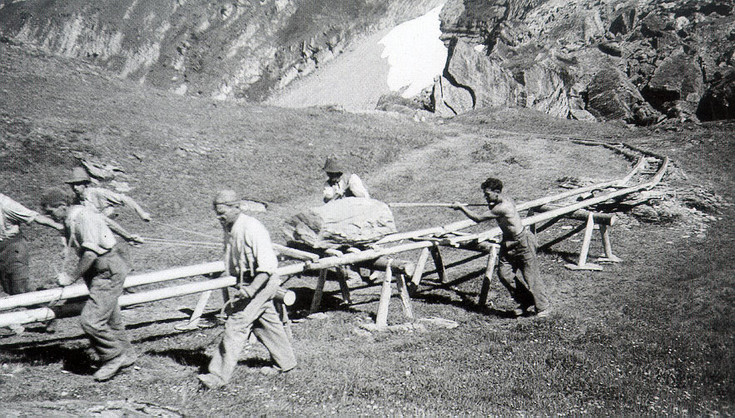 Рис.&nbsp;4. Постройка стен из камня в зоне обычного отрыва лавины рядом с Кандерштегом в Швейцарии в 1940&nbsp;году&nbsp;[2]