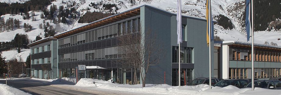 Рис.&nbsp;5. Швейцарский федеральный институт исследований снега и лавин (SLF), расположенный в окрестностях города Давос на склоне горы Вайсфлуйох (на высоте более 2,5&nbsp;тыс.&nbsp;м над уровнем моря)&nbsp;[22]