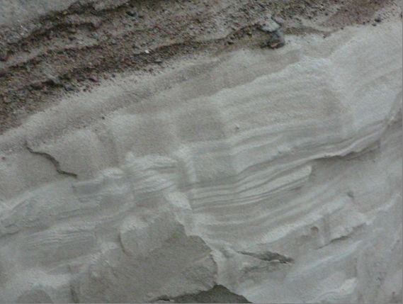 Рис.&nbsp;4. Слоистая текстура песков, возникшая в результате фракционирования намывных песков и переноса пульпопроводов 