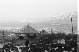 Рис. 3. Село Гегасар (январь 1989).<br />Тёмные камни на переднем плане –<br />могильные плиты на кладбище