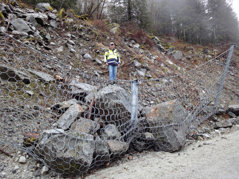 Рис. 6. Деформация стойки гибкого противокамнепадного барьера Trumer в Канаде после воздействия крупных скальных блоков в 2011&nbsp;году [6,&nbsp;7]