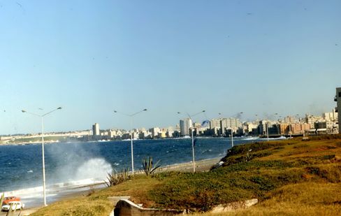 Рис. 6. Вид на &#171;старую&#187; Гавану от гостиницы Националь. Залив штормит в тихую ясную погоду