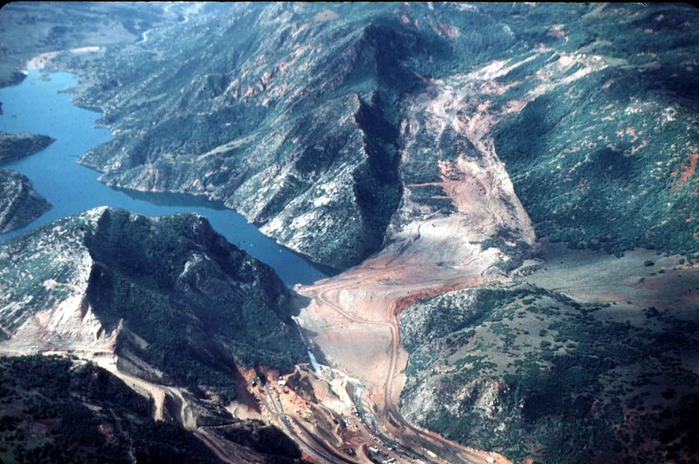 Рис.&nbsp;2. Оползень, сошедший в 1983&nbsp;году в центре штата Юта США и перекрывший реку Спаниш-Форк. Образовавшееся запрудное озеро Тристл впоследствии было осушено в качестве меры предосторожности&nbsp;[26]