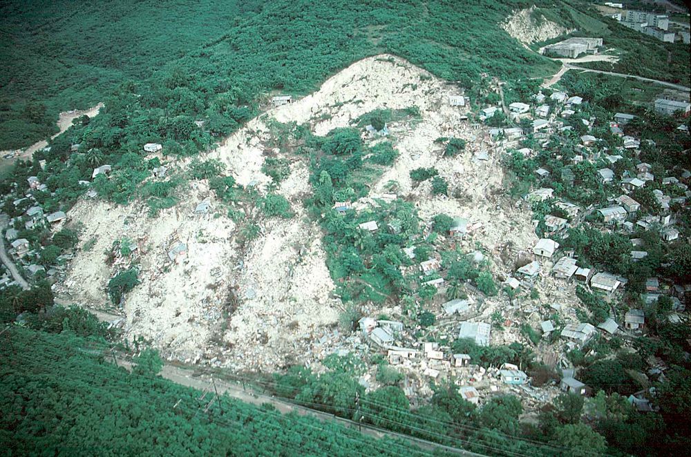 Рис.&nbsp;3. Оползень из скальных пород, сошедший на район Мамейес в городе Понсе на южном побережье острова Пуэрто-Рико в октябре 1985&nbsp;года&nbsp;[27]