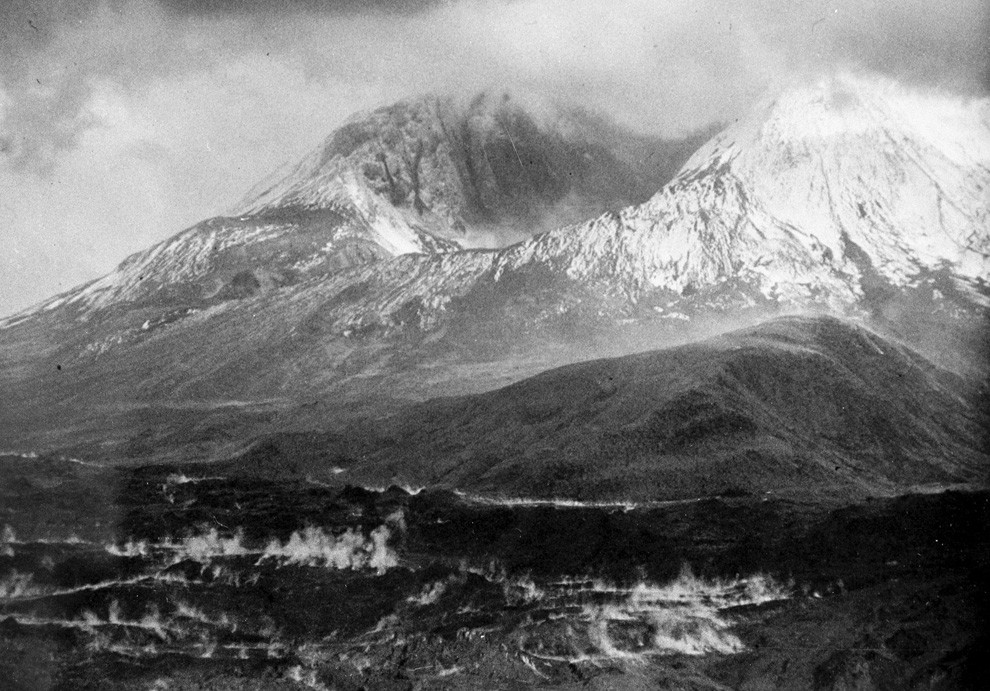 Рис.&nbsp;10. &nbsp;Новый кратер вулкана Сент-Хеленс, сформированный грандиозным обвалом при землетрясении и извержении 18 мая 1980&nbsp;года [8]