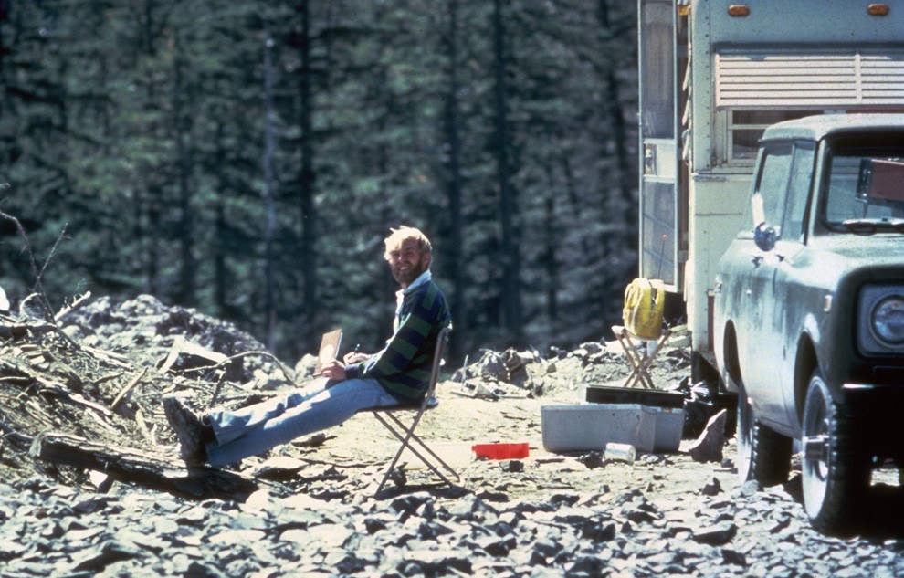 Рис. 21. 30-летний вулканолог Дэвид Джонстон на своем наблюдательном посту неподалеку от горы Сент-Хеленс за день до своей гибели от извержения&nbsp;[8]