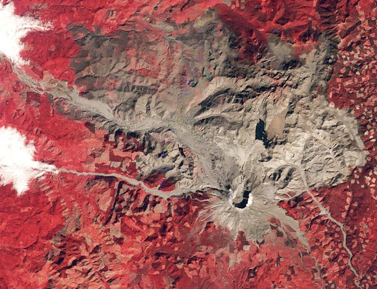 Рис. &nbsp;22. Космический снимок вулкана Сент-Хеленс и его окрестностей вскоре после его извержения в 1980&nbsp;году&nbsp;[3]