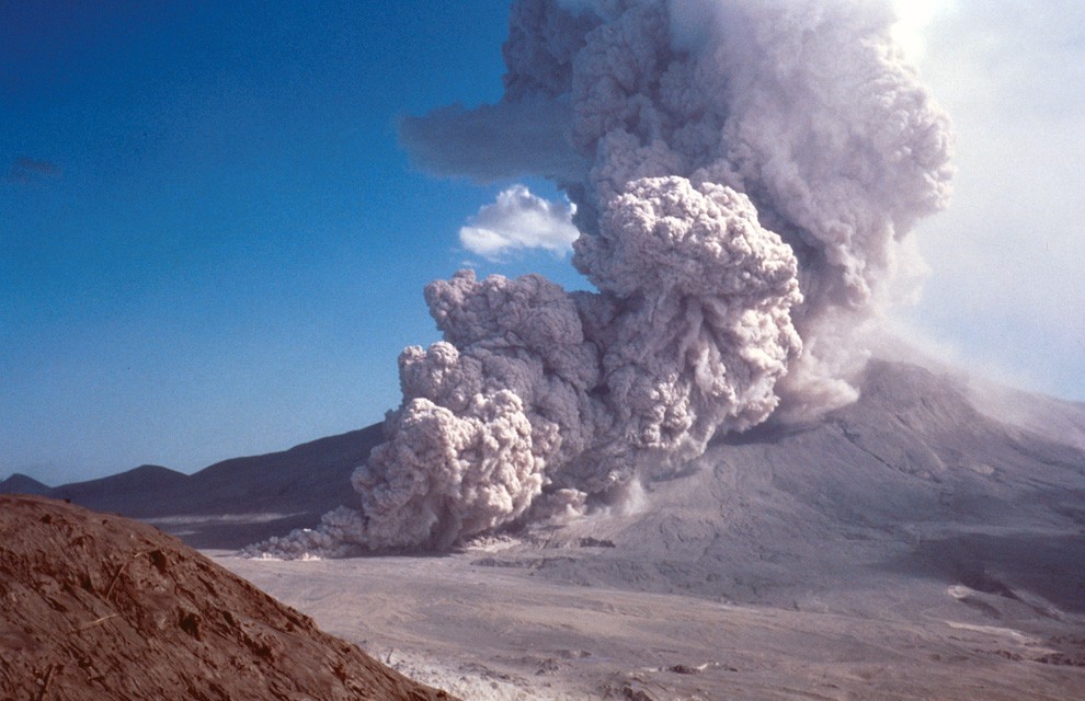 Рис. 23. Пирокластический поток, несущийся вниз по склону вулкана Сент-Хеленс при одном из повторных извержений 7&nbsp;августа 1980&nbsp;года&nbsp;[8]