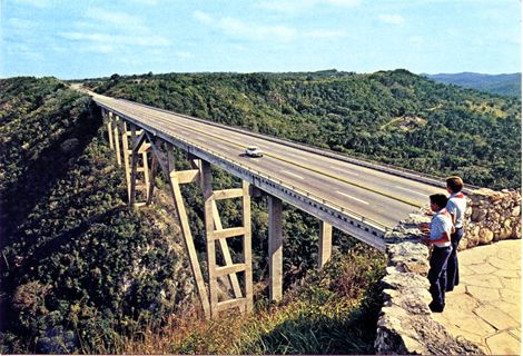 Рис. 1. Мост через ручей Бакунаягуа (Bacunayagua) на границе провинций Гавана и Матансас (за ручьём)