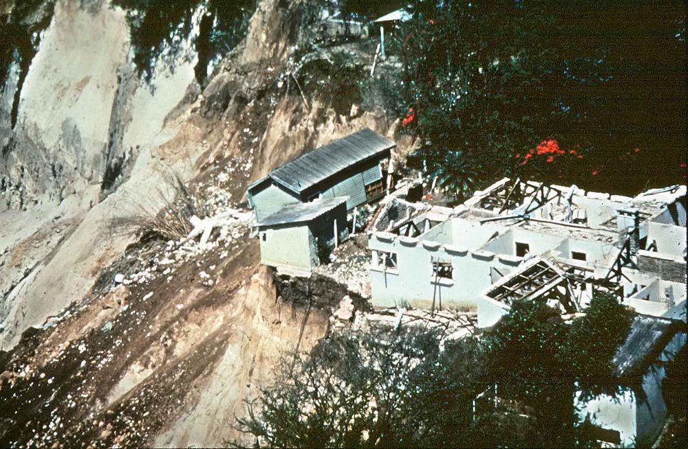 Рис.&nbsp;4. Повреждения, вызванные одним из оползней, спровоцированных землетрясением в Гватемале в феврале 1976 года&nbsp;[31,&nbsp;38]
