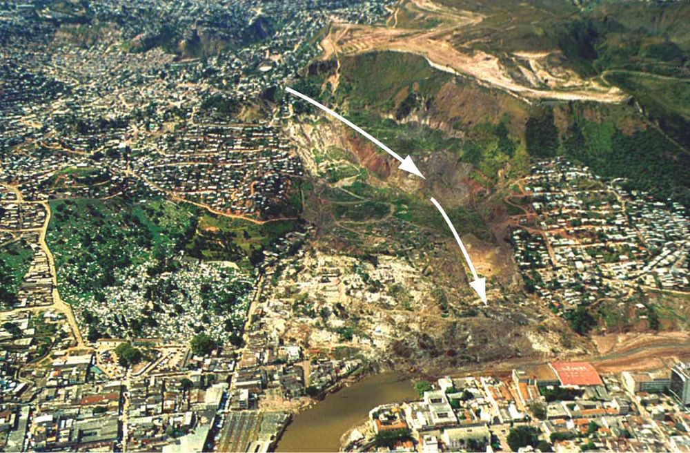 Рис. 5. Оползень &#171;Эль-Берринче&#187; объемом 6&nbsp;млн&nbsp;куб.&nbsp;м в городе Тегусигальпа в Гондурасе, вызванный ураганом &#171;Митч&#187; в 1998&nbsp;году. Стрелки показывают путь оползня, перешедшего в селевой поток, отложения которого перекрыли реку Рио Чолутека&nbsp;[32,&nbsp;38]