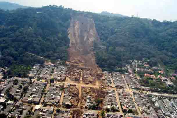 Рис.&nbsp;6. Оползень, вызванный землетрясением в январе 2001&nbsp;года, который разрушил значительную часть городка Лас-Колинас недалеко от столицы Сальвадора&nbsp;[37,&nbsp;38]