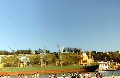Рис. 6. Вид на бухту в Сантьяго с восточного берега (открытка)