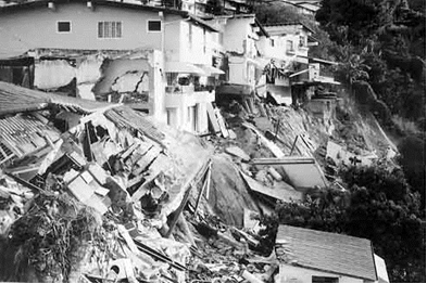 Рис. 4. Дома в дорогом жилом районе Каракаса в Венесуэле, которые были разрушены в сентябре 1993&nbsp;года в результате вызванного сильными дождями оползня&nbsp;[19,&nbsp;27]