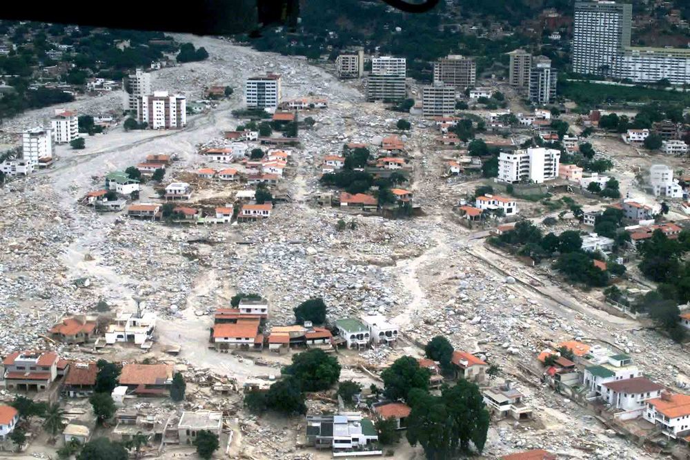 Рис.&nbsp;5. Последствия схода оползня, перешедшего в сель, в городе Карабалледа на северном побережье Венесуэлы в декабре 1999&nbsp;года [20, 27]