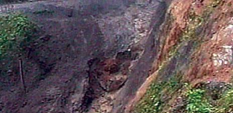 Рис.&nbsp;13. Оползень, обрушившийся на шоссе в эквадорской провинции Морона Сантьяго в июле 2002&nbsp;года [9,&nbsp;11]