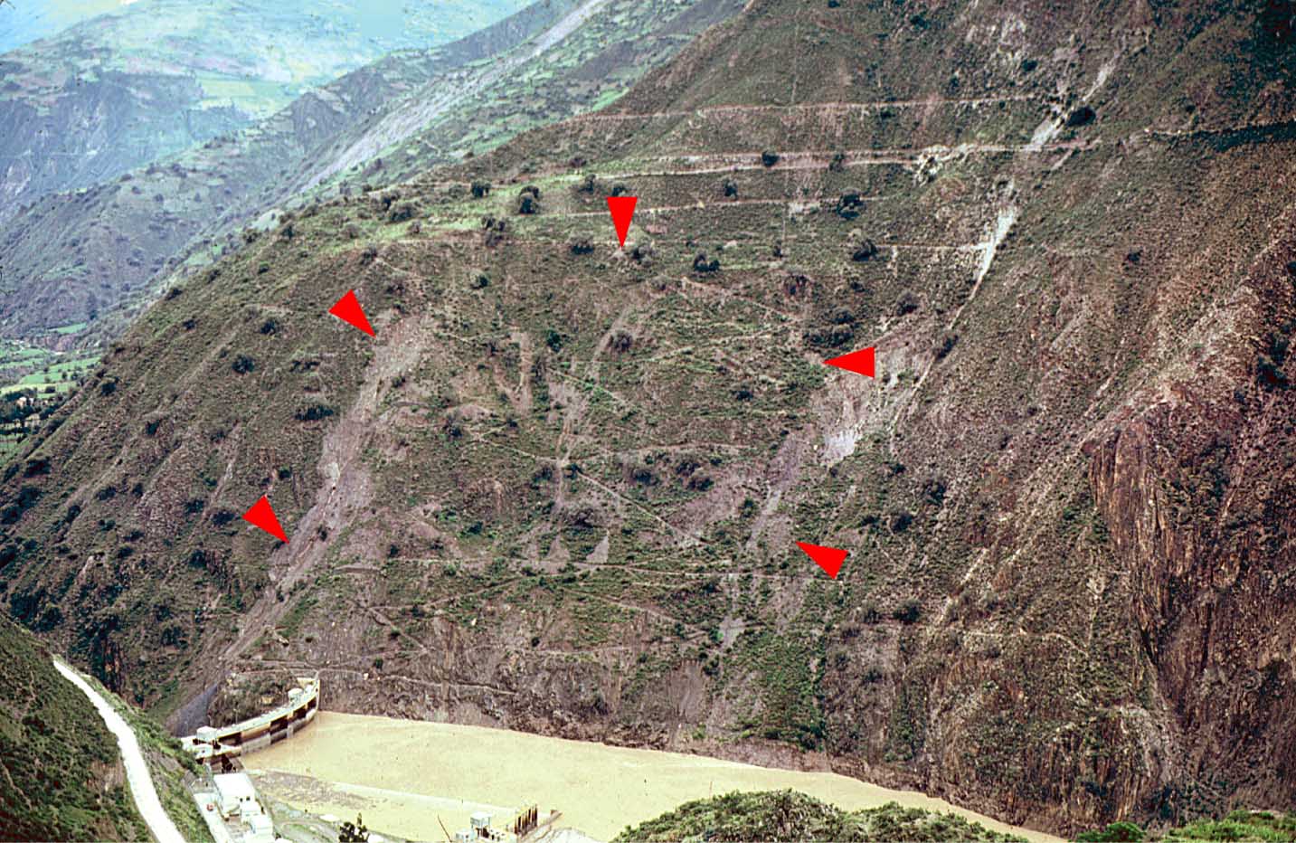 Рис.&nbsp;4. Смещение активизировавшейся части древнего оползня (указанное красными стрелками), ставившее под угрозу плотину и электростанцию Таблачака на реке Рио-Мантаро в Перу до принятия дорогостоящих контрольных мер [29, 32]
