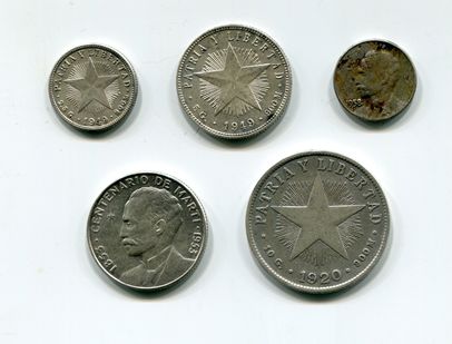 Рис. 9. Монеты разных лет (некоторые, возможно, – серебро): 10, 20, 1, 25 и 40 сентаво