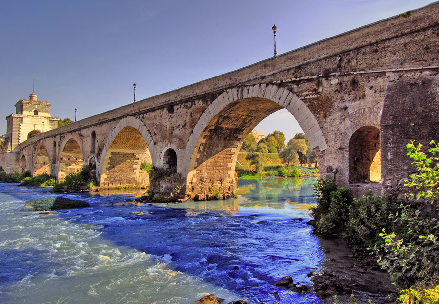 Рис.&nbsp;1. Мульвиев мост через реку Тибр в Риме, построенный в 109&nbsp;году до нашей эры,&nbsp;– самый древний из ныне действующих мостов&nbsp;[10]