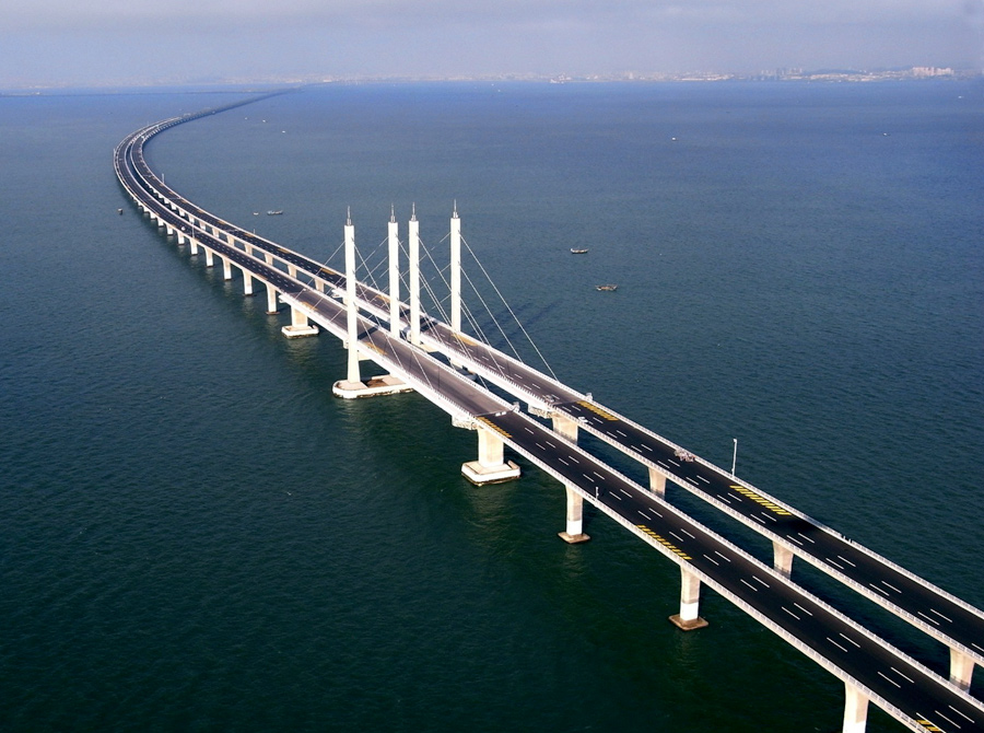 Рис. 2. Самый длинный мост в мире через водное пространство длиной 42,5&nbsp;км (Циндаосский), пересекающий северную часть китайского залива Цзяочжоу&nbsp;[10]