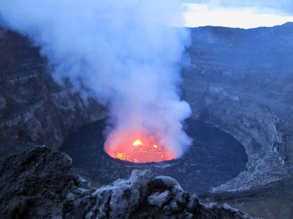 Рис. 30. Лавовое озеро в кратере вулкана Эребус [17, 53]