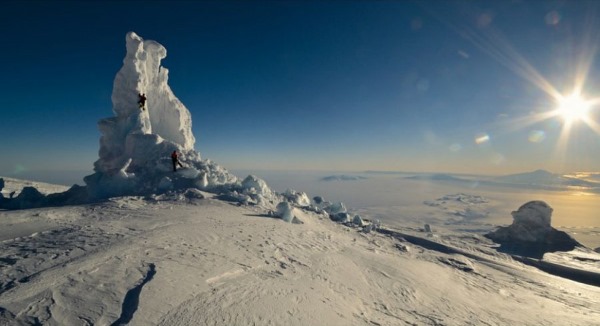 Рис. 32. Над фумаролами на вулканах Антарктиды можно встретить множество живописных ледяных &#171;башен-дымоходов&#187;, испускающих вулканические газы и пар. Некоторые из них уже не действуют и постепенно разрушаются [17, 53]