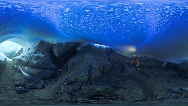 Рис. 33. Теплые пещеры под толщей льда в вулканических областях Антарктиды [2, 53]
