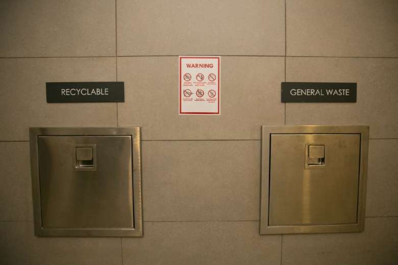 Рис. 6. Дверцы для выброса перерабатываемых и неперерабатываемых отходов в мусоропроводы на этажах новых сингапурских домов&nbsp;[11]