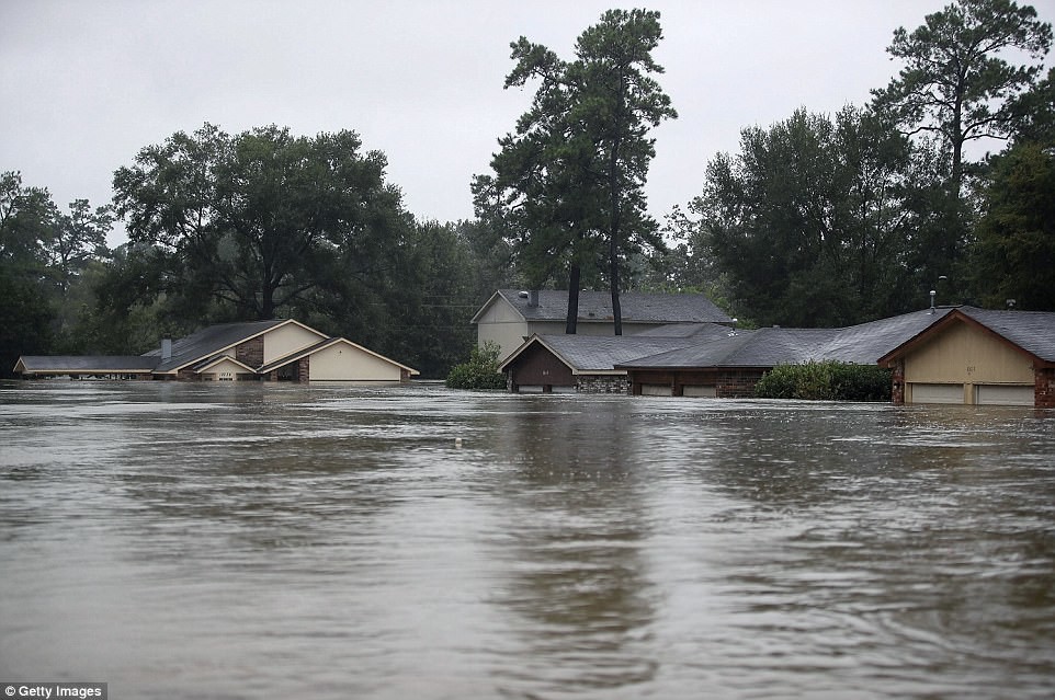 Рис.&nbsp;4. Наводнение в г.&nbsp;Хьюстоне (США) после урагана &#171;Харви&#187; в&nbsp;августе 2017&nbsp;года, чему сильно поспособствовало оседание поверхности земли из-за чрезмерной откачки подземных вод&nbsp;[16]