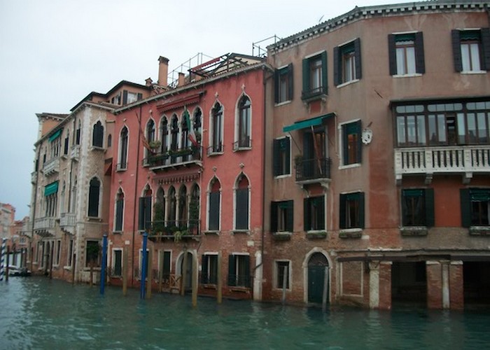 Рис.&nbsp;8. Венеция страдает от наводнений при нагонах не столько из-за повышения уровня моря, сколько из-за оседания территорий ее островов&nbsp;[3]