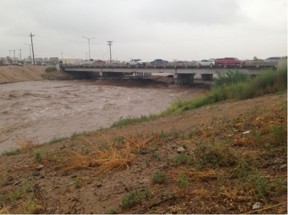 Рис.&nbsp;1. Мост Беррендо-Крик во время наводнения в&nbsp;сентябре 2013&nbsp;года. Фотография любезно предоставлена Департаментом транспорта штата Нью-Мексико США