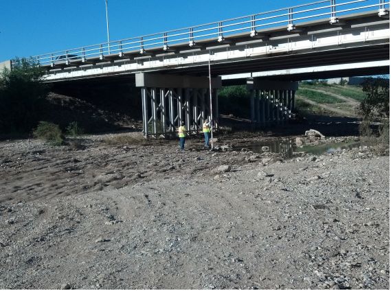 Рис. 2. Мост Беррендо-Крик после наводнения в&nbsp;сентябре 2013&nbsp;года. Фотография любезно предоставлена Департаментом транспорта штата Нью-Мексико США