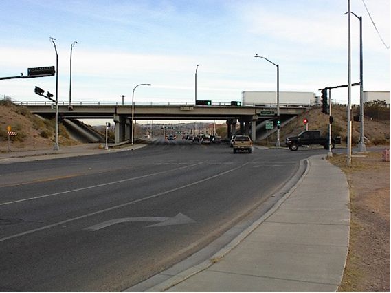 Рис. 3. Мост Юнион-Бридж на автомагистрали I-10 в городе Лас-Крусес, под которым всегда бывает большой поток пешеходов. Фотография любезно предоставлена Департаментом транспорта штата Нью-Мексико США