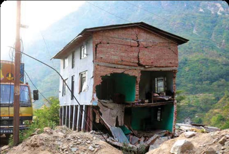 Рис. 1. Жилой дом, разрушенный землетрясением, недалеко от гидроэлектростанции Бхоте-Коши
