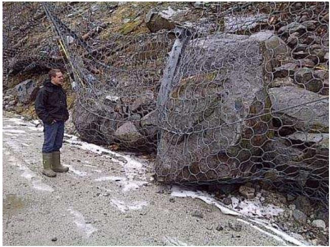 Рис.&nbsp;8. Камнеулавливающий барьер после камнепада в&nbsp;декабре 2011&nbsp;года&nbsp;[1]