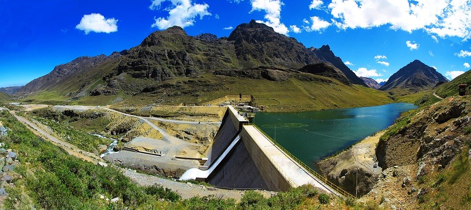 Рис.&nbsp; 3. ГЭС&nbsp;Хуанза с небольшим водохранилищем в горной местности (Западные Кордильеры, Перу)&nbsp;[23]