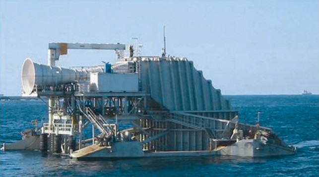 Рис. 14. Волновая электростанция Oceanlinx (Австралия). Проходящие через нее волны периодически заполняют водой особую камеру, вытесняя из нее воздух, который вращает лопасти турбины&nbsp;[6]