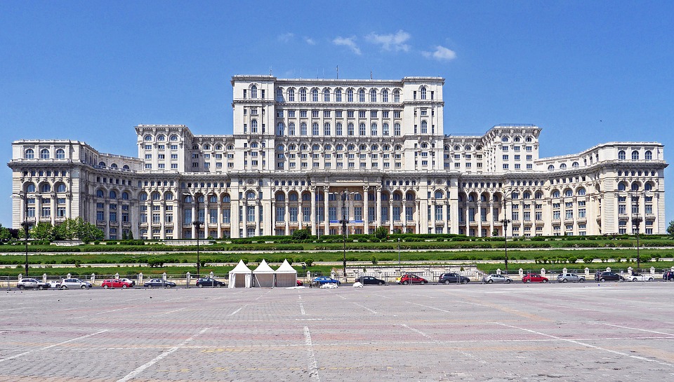 Рис.&nbsp;3. Дворец Парламента в Бухаресте